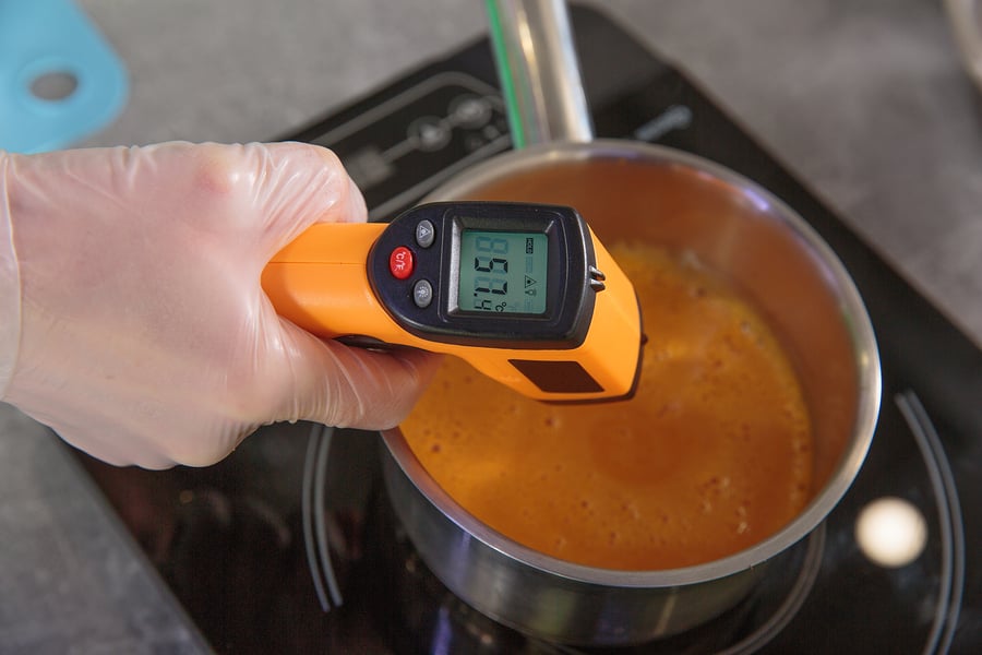 Температура пищи для человека. Измерение температуры продуктов. Измерение температуры питания. Термометр для супа. Замеры температуры продукции.
